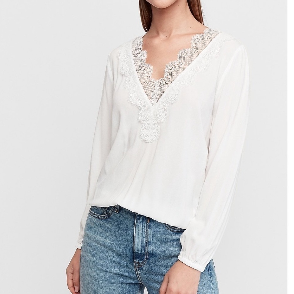 Express white lace V-neck long sleeve pull over top Size XS New with tags